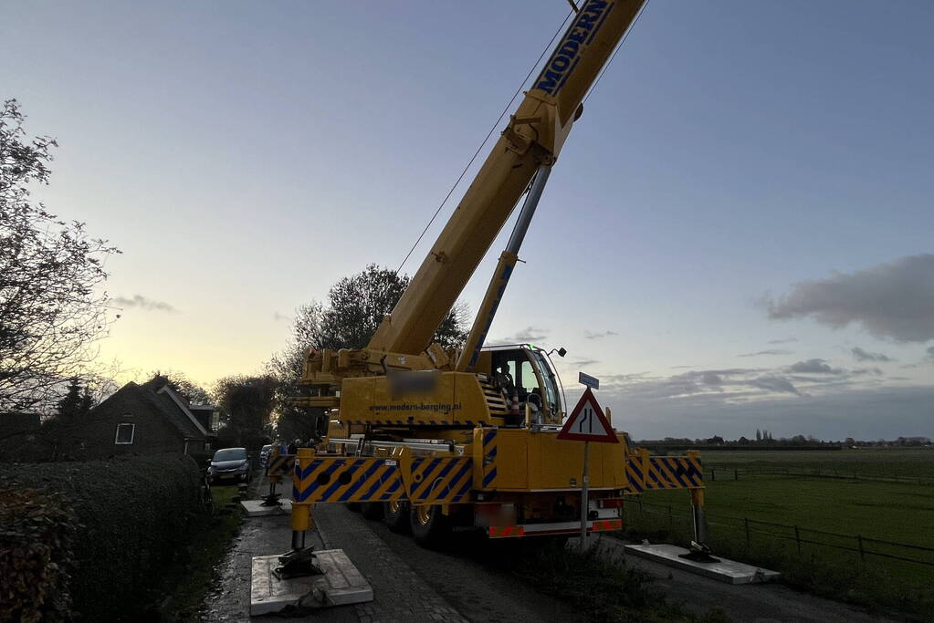 Kranen ingezet bij berging gekantelde vrachtwagen