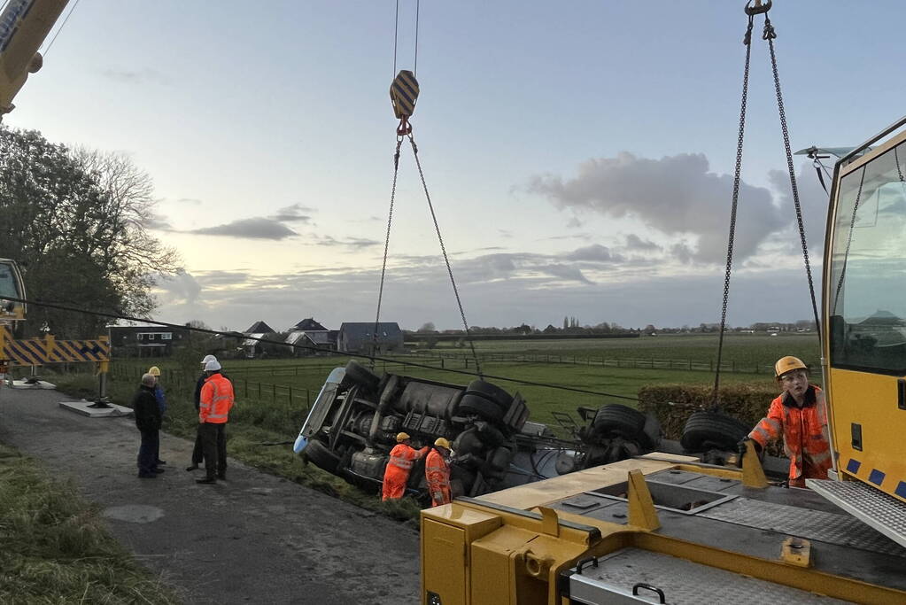 Kranen ingezet bij berging gekantelde vrachtwagen