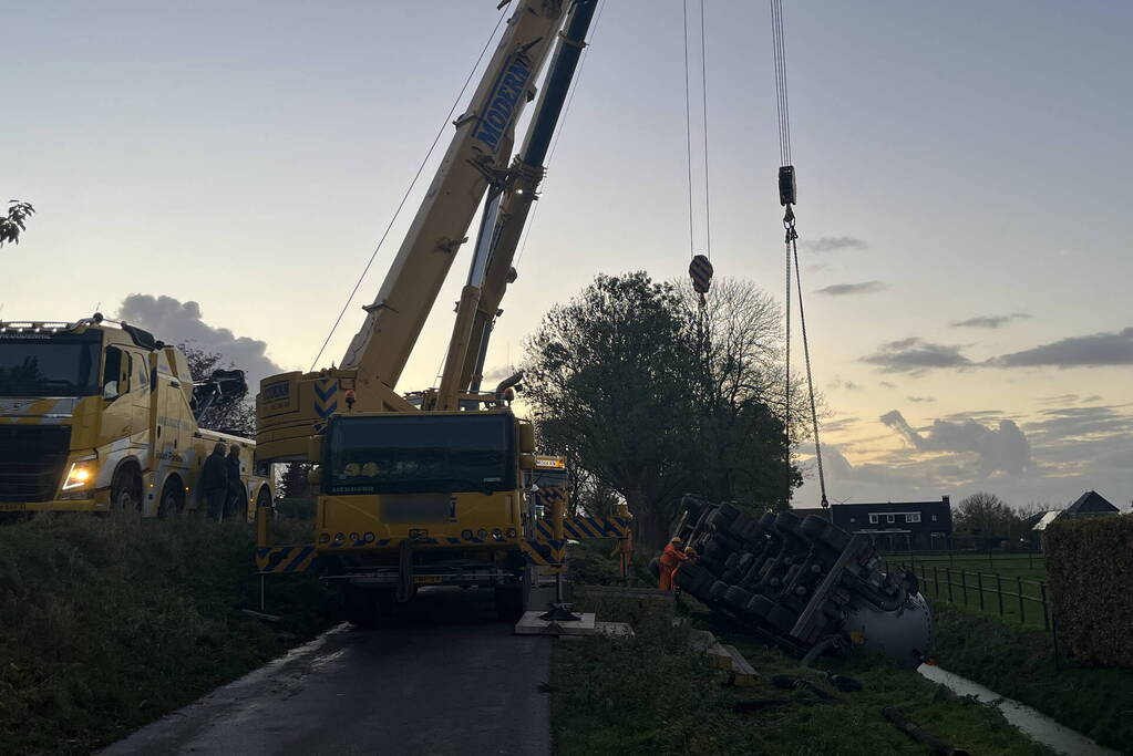 Kranen ingezet bij berging gekantelde vrachtwagen