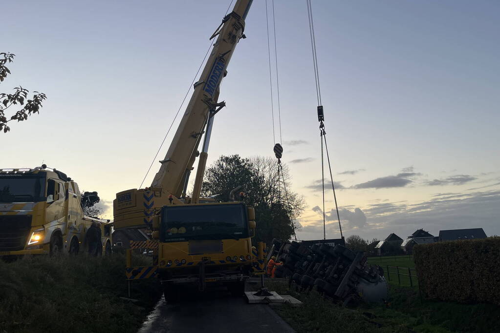 Kranen ingezet bij berging gekantelde vrachtwagen