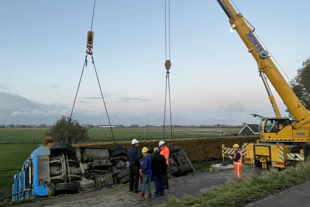 Kranen ingezet bij berging gekantelde vrachtwagen