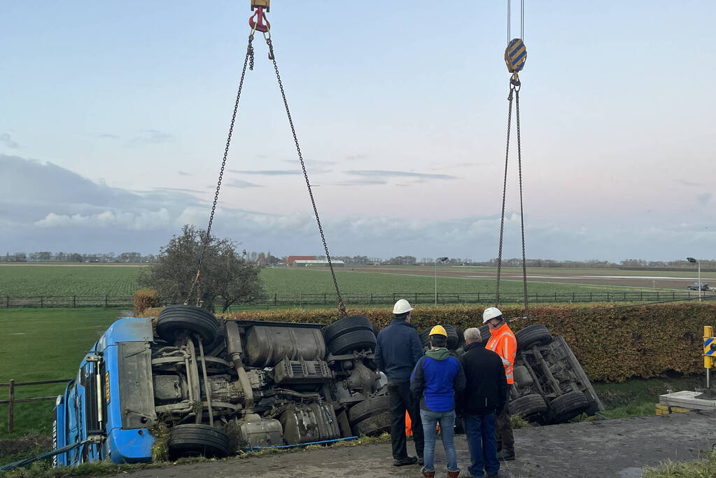 Kranen ingezet bij berging gekantelde vrachtwagen