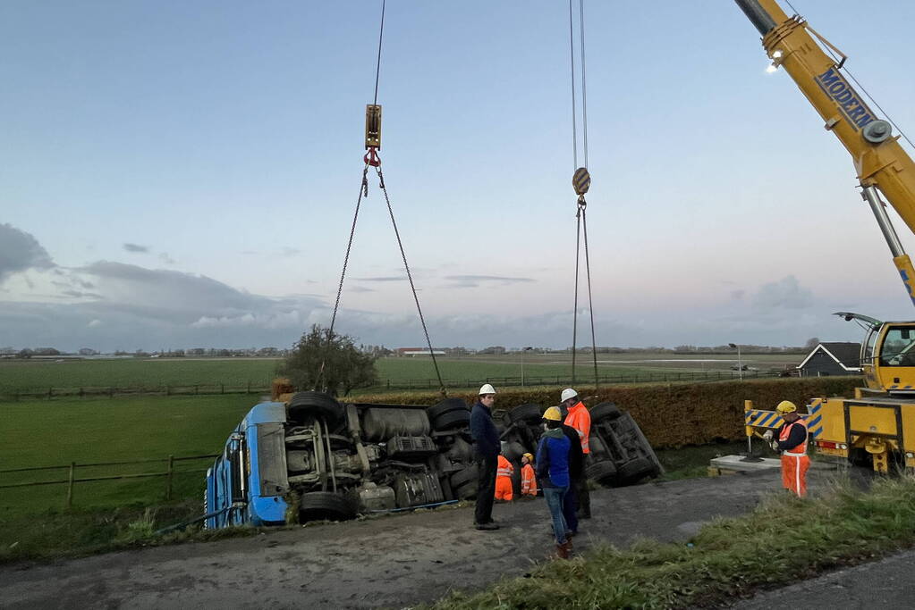 Kranen ingezet bij berging gekantelde vrachtwagen