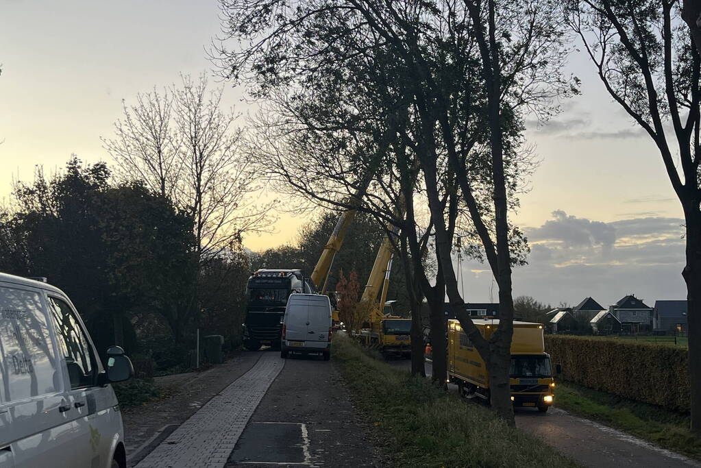 Kranen ingezet bij berging gekantelde vrachtwagen