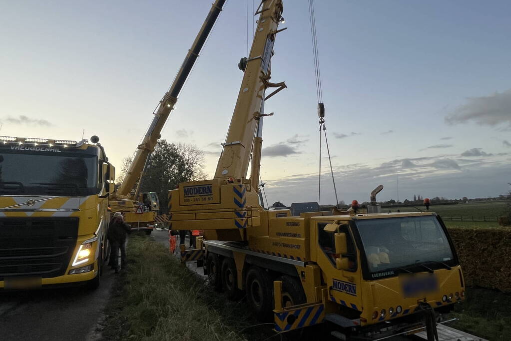 Kranen ingezet bij berging gekantelde vrachtwagen