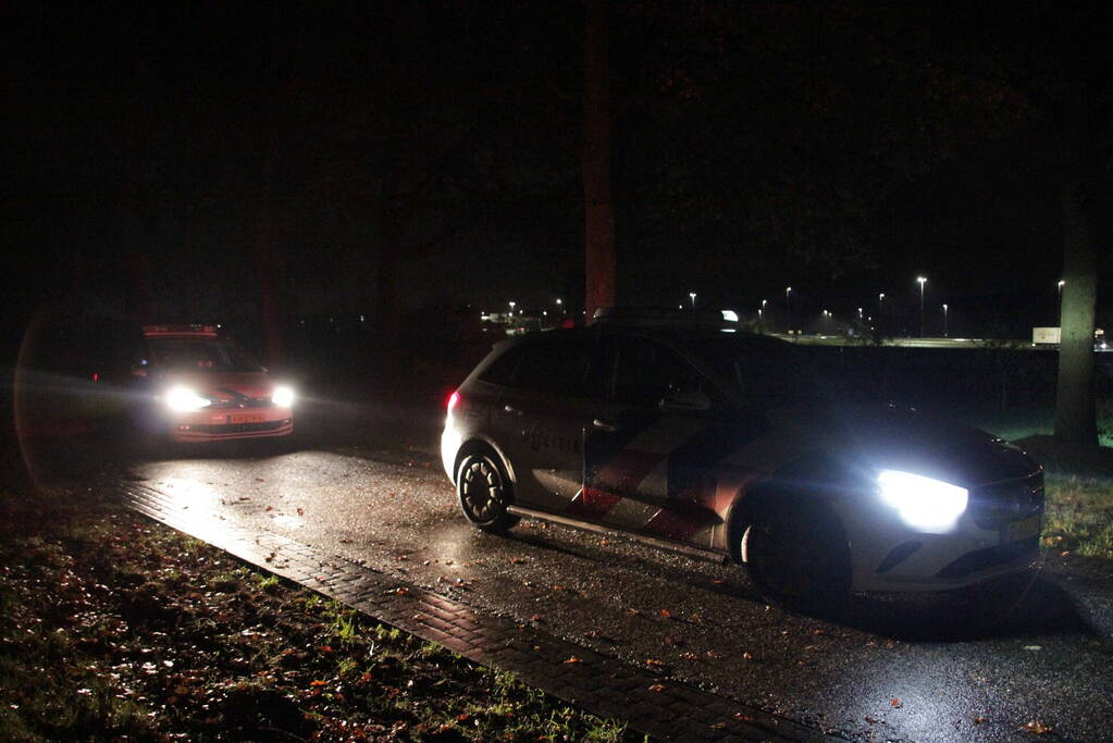 Aanhouding en gewonde nadat auto over de kop slaat