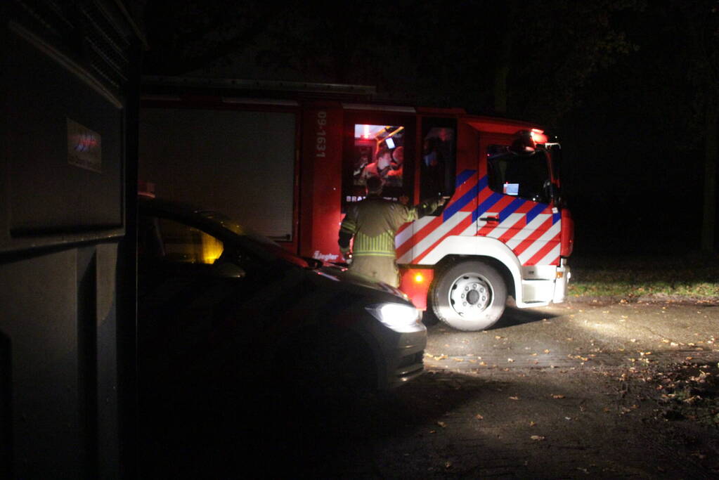 Aanhouding en gewonde nadat auto over de kop slaat