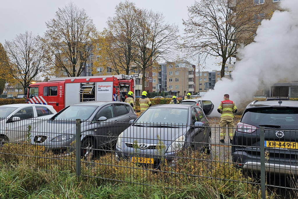 Auto vat vlam tijdens het rijden