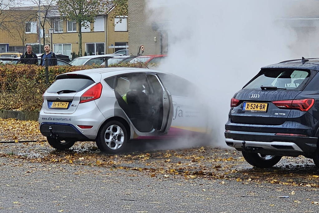 Auto vat vlam tijdens het rijden