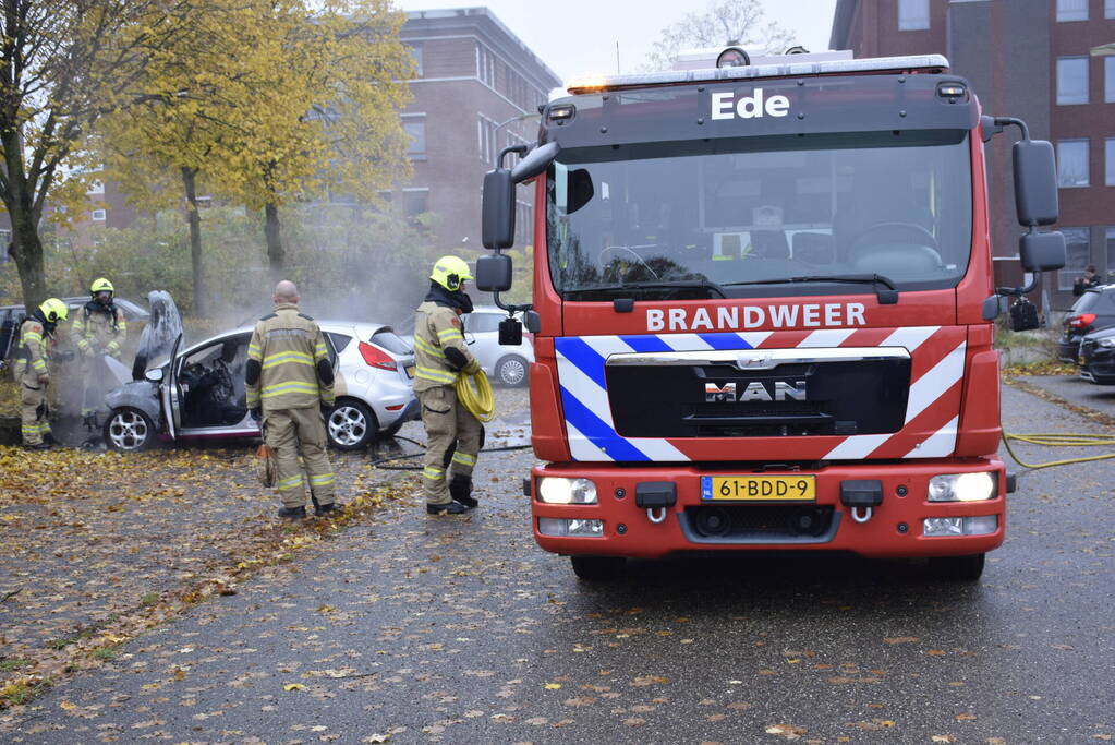 Auto vat vlam tijdens het rijden