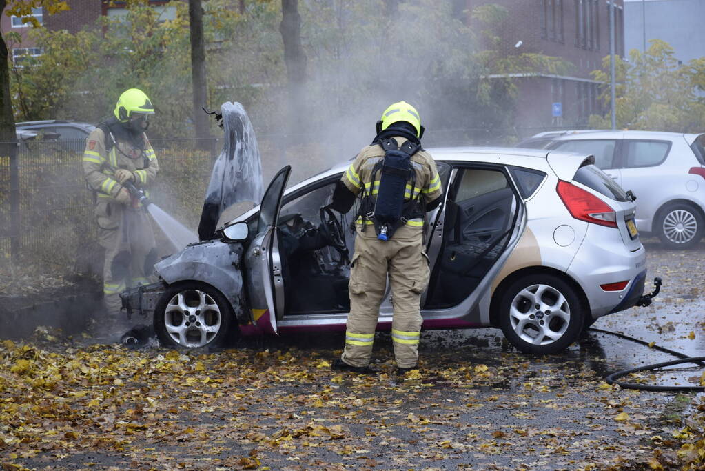 Auto vat vlam tijdens het rijden