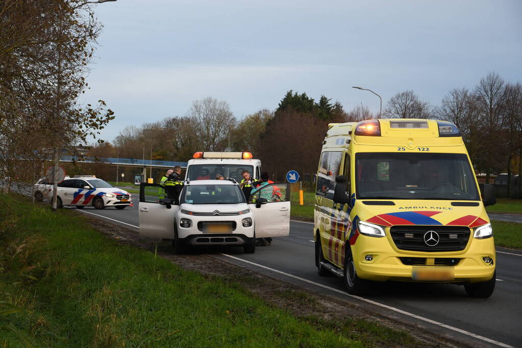 Bestelbus en personenauto botsen achterop elkaar