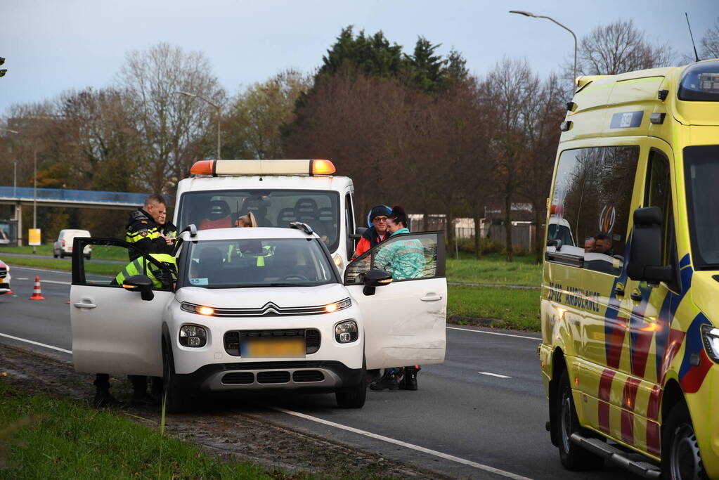 Bestelbus en personenauto botsen achterop elkaar