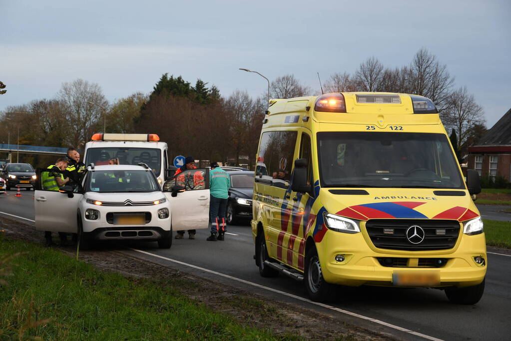 Bestelbus en personenauto botsen achterop elkaar