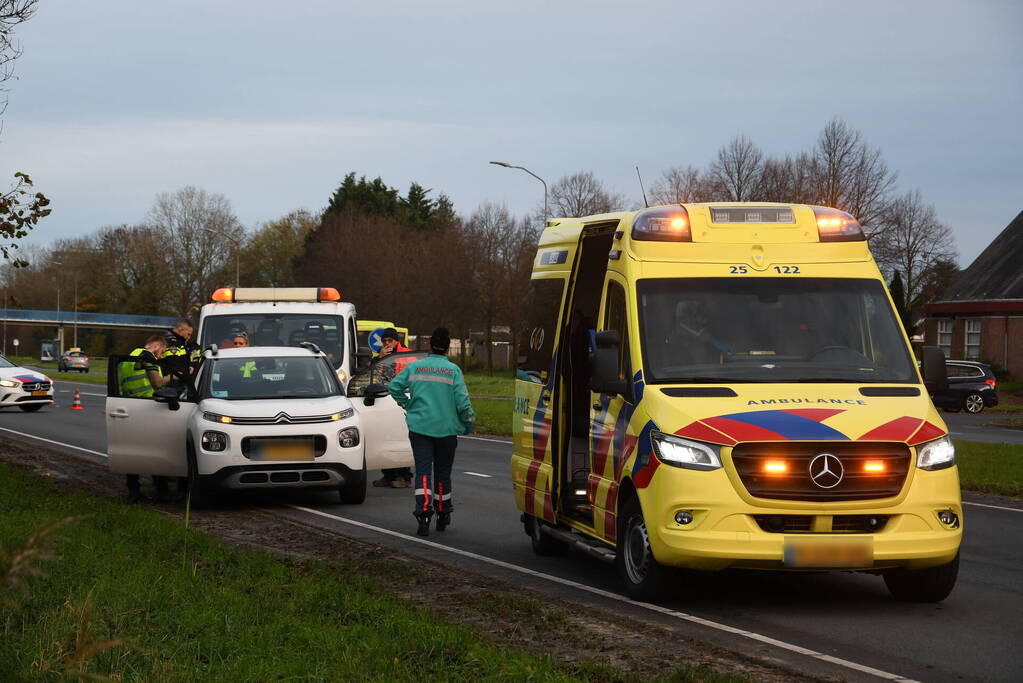 Bestelbus en personenauto botsen achterop elkaar