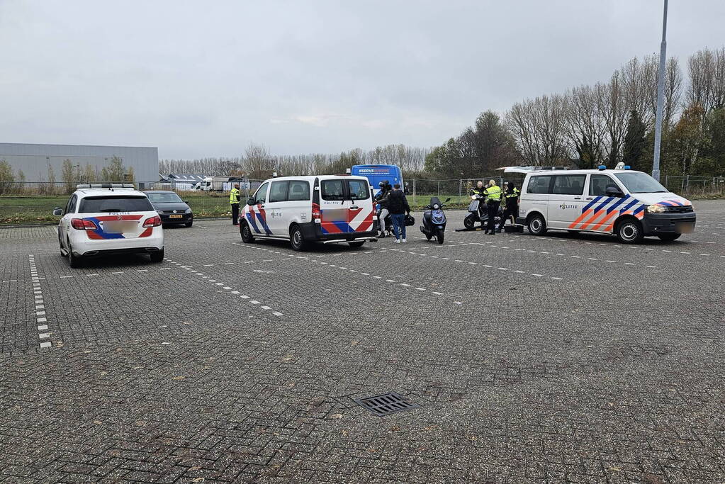 Politie houdt algemene verkeerscontrole op parkeerterrein