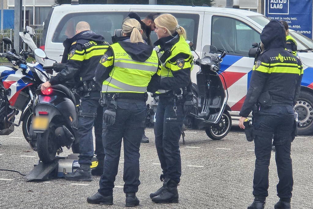 Politie houdt algemene verkeerscontrole op parkeerterrein