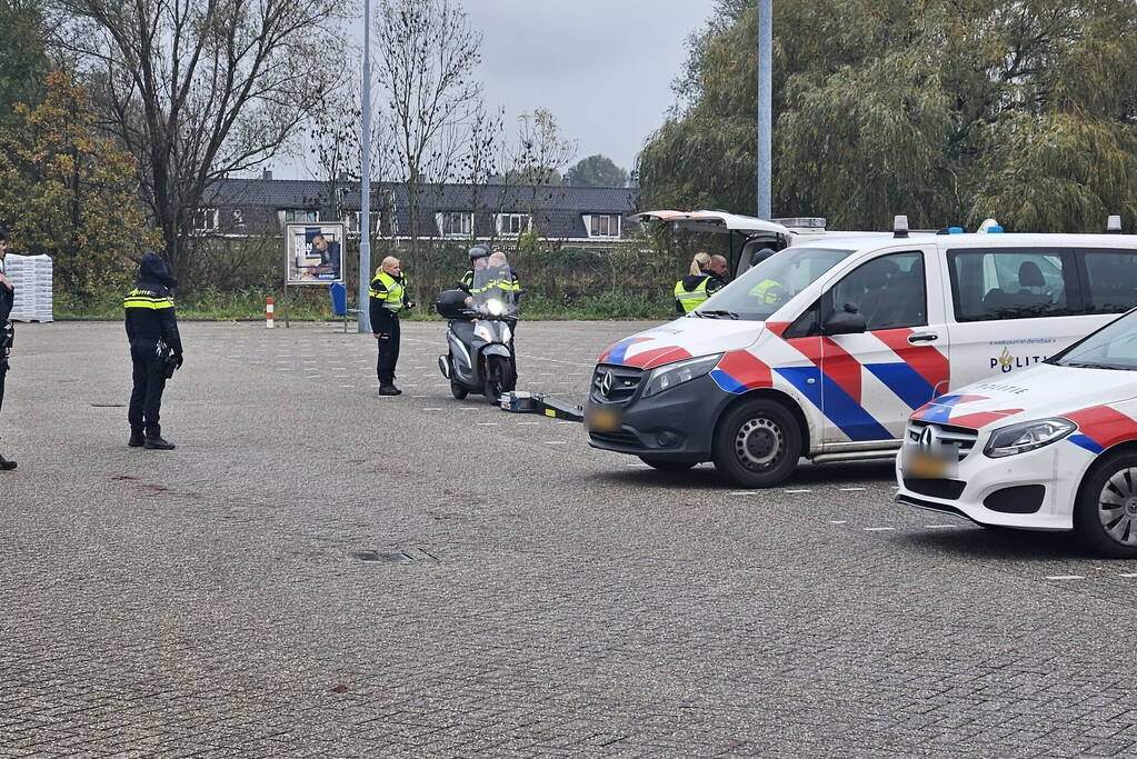 Politie houdt algemene verkeerscontrole op parkeerterrein