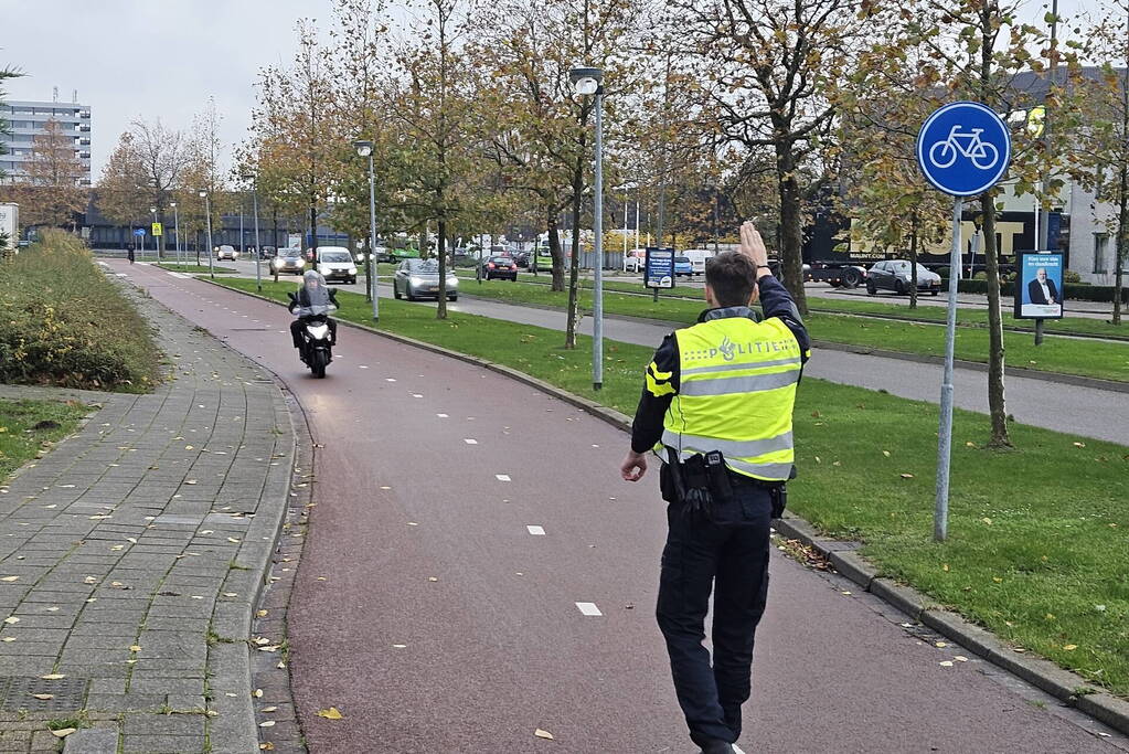 Politie houdt algemene verkeerscontrole op parkeerterrein