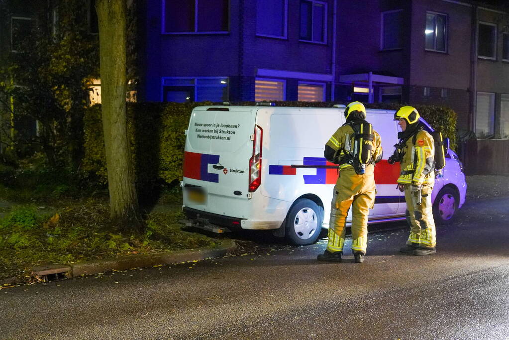 Brandweer controleert voertuig op brand