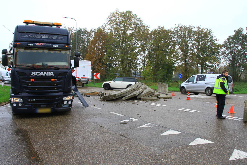 Vrachtwagen verliest lading betonplaten