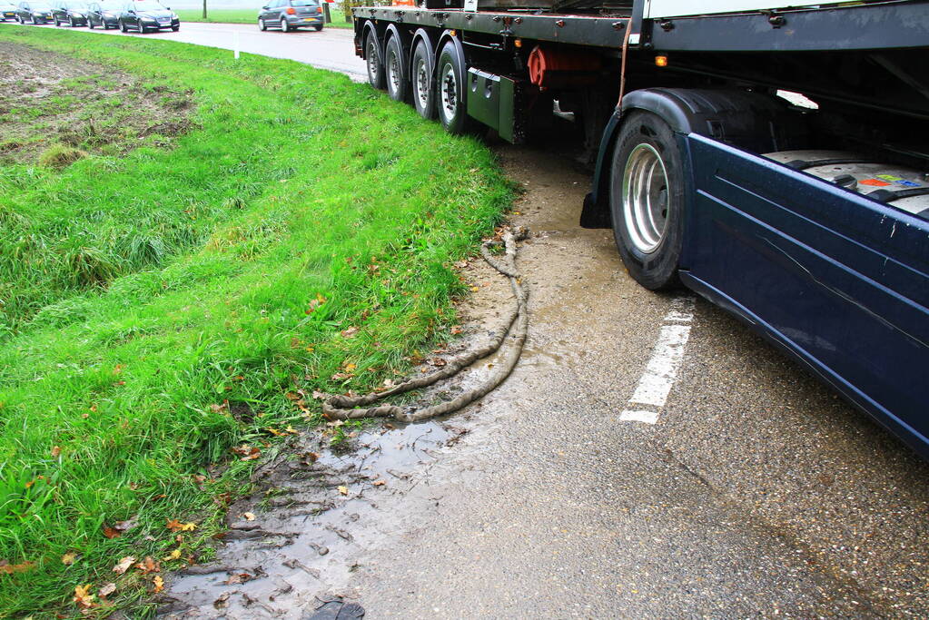 Vrachtwagen verliest lading betonplaten