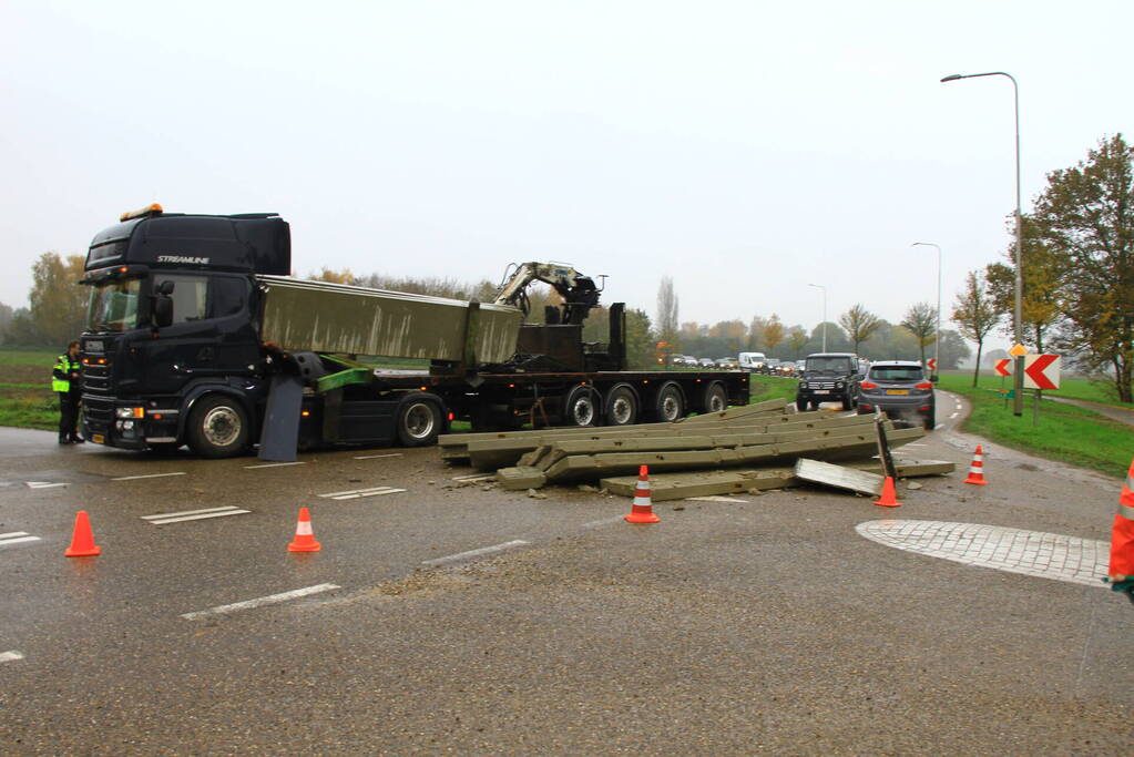 Vrachtwagen verliest lading betonplaten