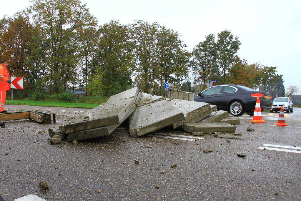 Vrachtwagen verliest lading betonplaten