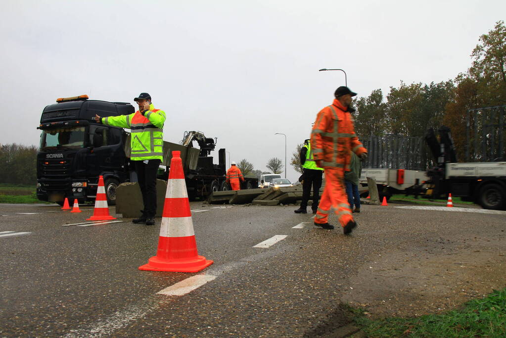 Vrachtwagen verliest lading betonplaten