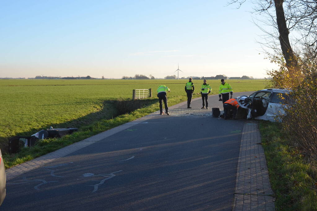 Persoon zwaargewond bij frontale botsing