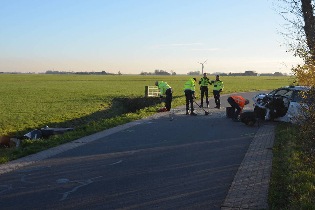 Persoon zwaargewond bij frontale botsing