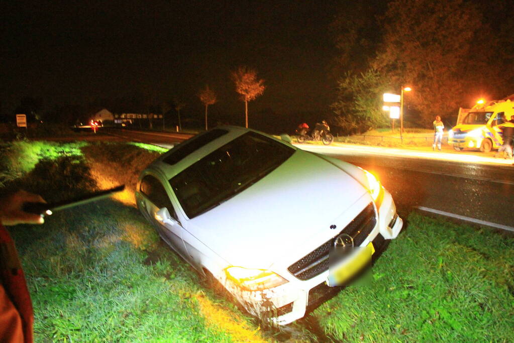 Auto belandt in berm na uitwijkmanoeuvre