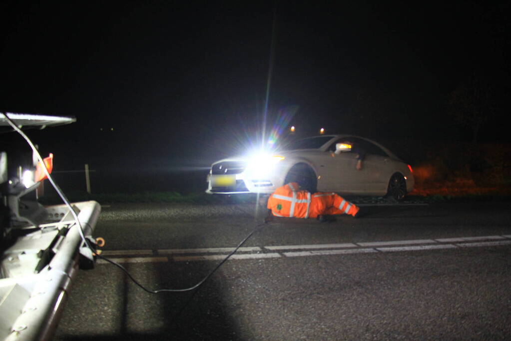 Auto belandt in berm na uitwijkmanoeuvre