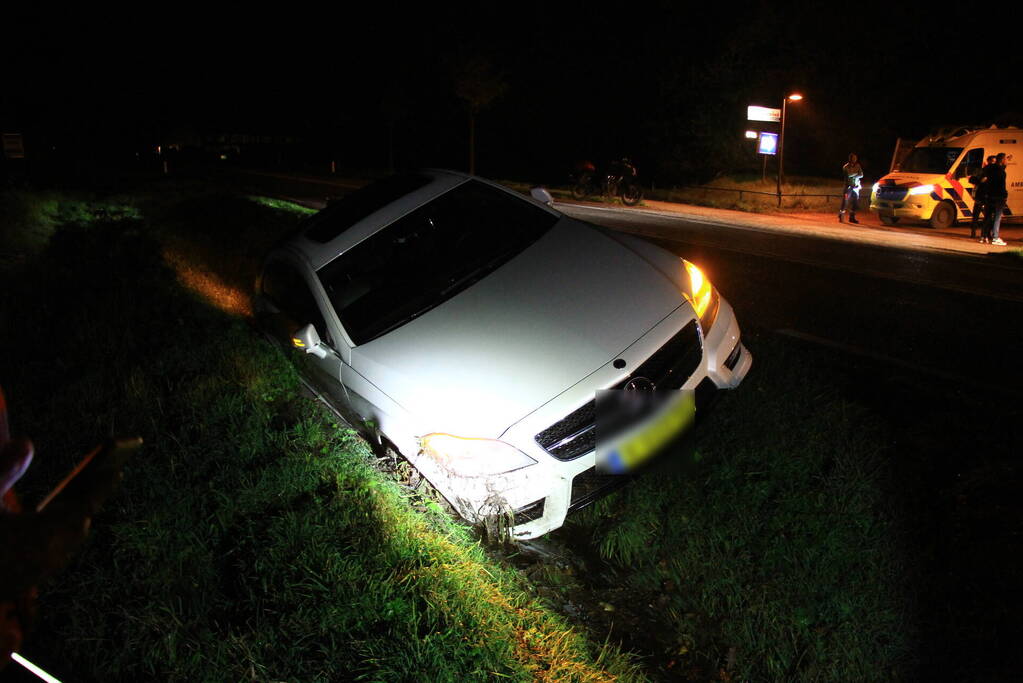 Auto belandt in berm na uitwijkmanoeuvre