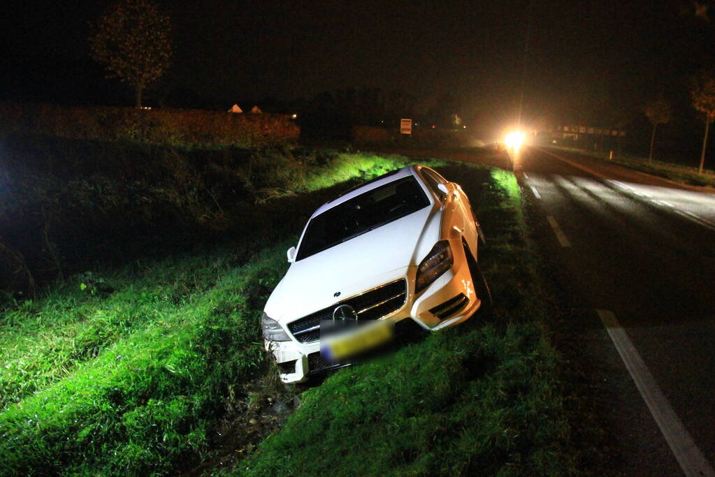 Auto belandt in berm na uitwijkmanoeuvre