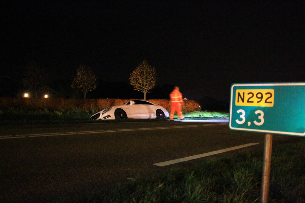 Auto belandt in berm na uitwijkmanoeuvre