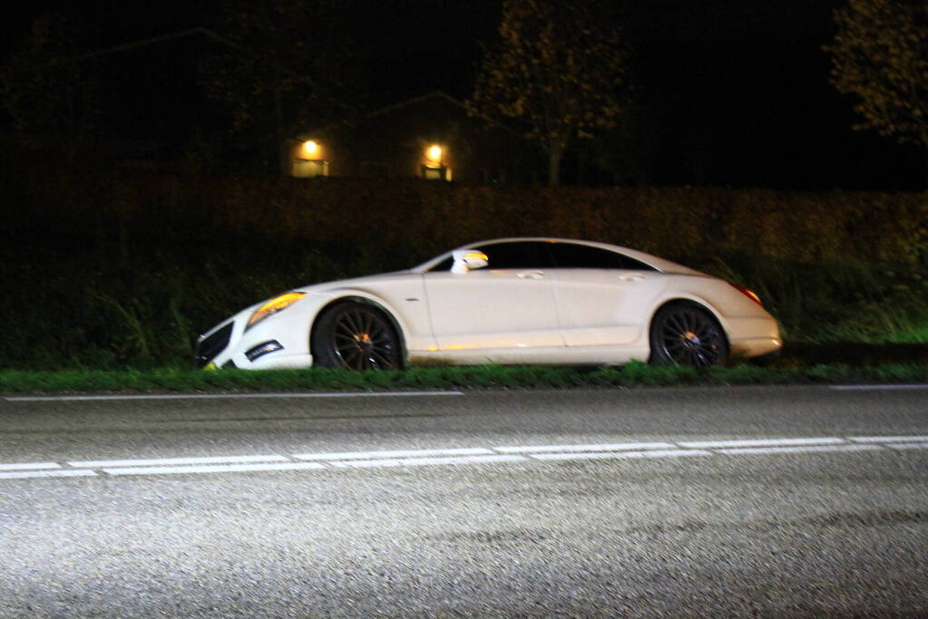 Auto belandt in berm na uitwijkmanoeuvre