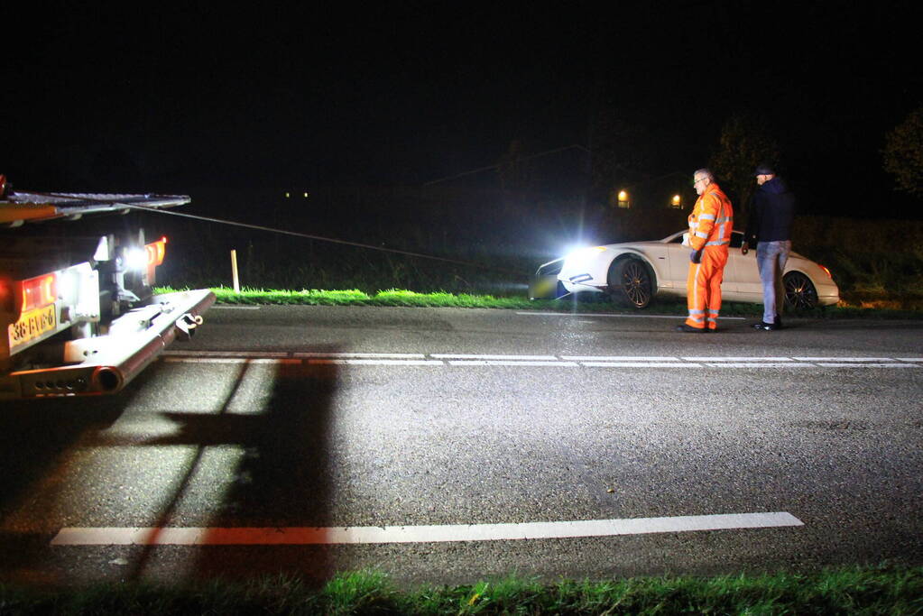 Auto belandt in berm na uitwijkmanoeuvre