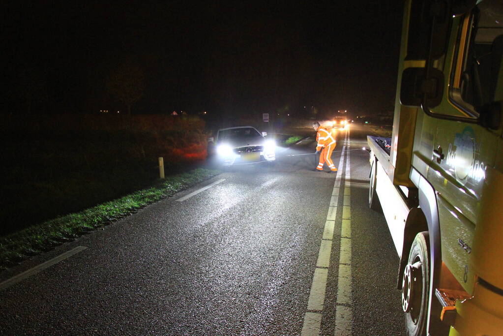 Auto belandt in berm na uitwijkmanoeuvre