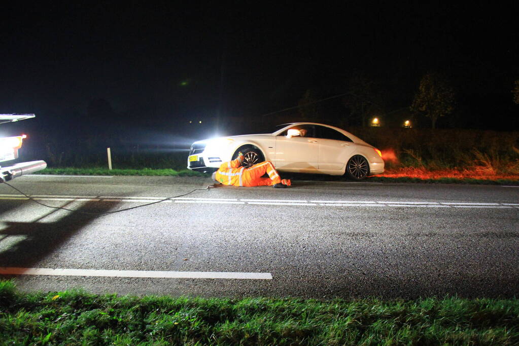 Auto belandt in berm na uitwijkmanoeuvre