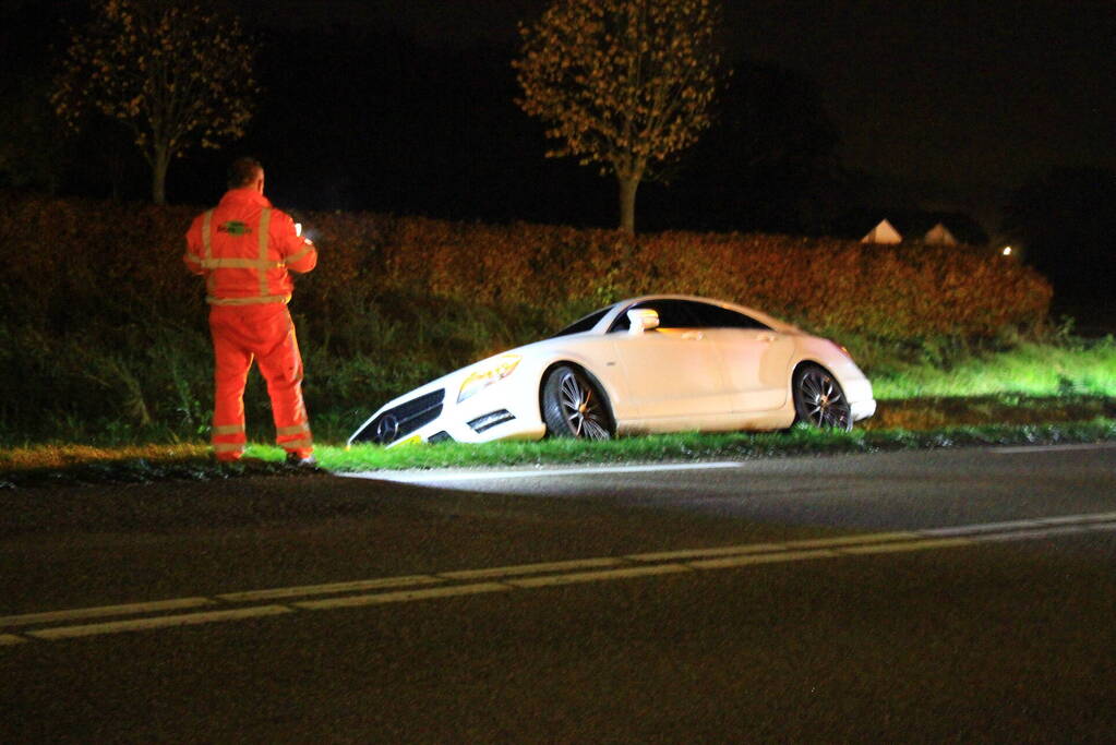 Auto belandt in berm na uitwijkmanoeuvre