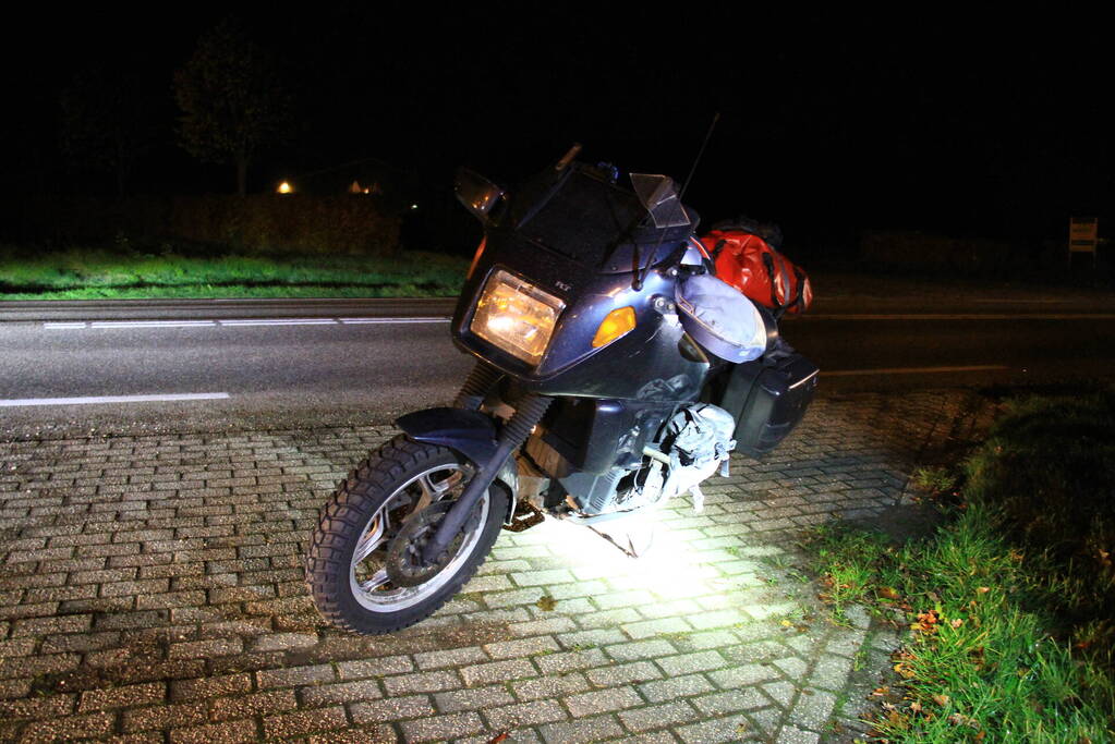 Auto belandt in berm na uitwijkmanoeuvre