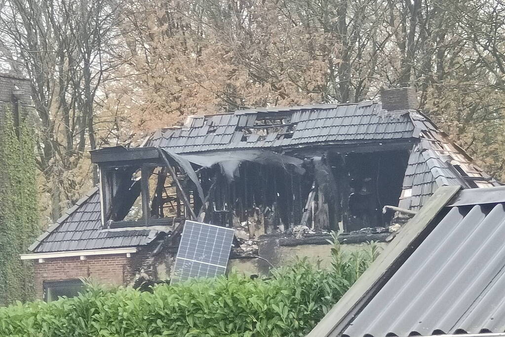 Woonboerderij door brand verwoest