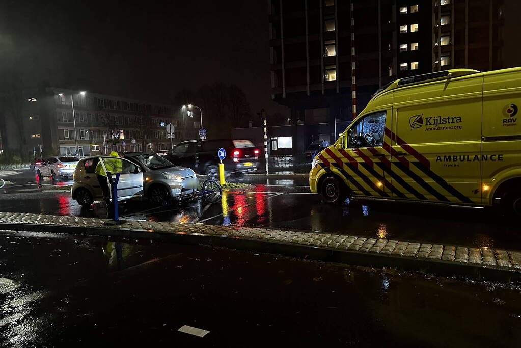 Fietser weggeslingerd na botsing met auto