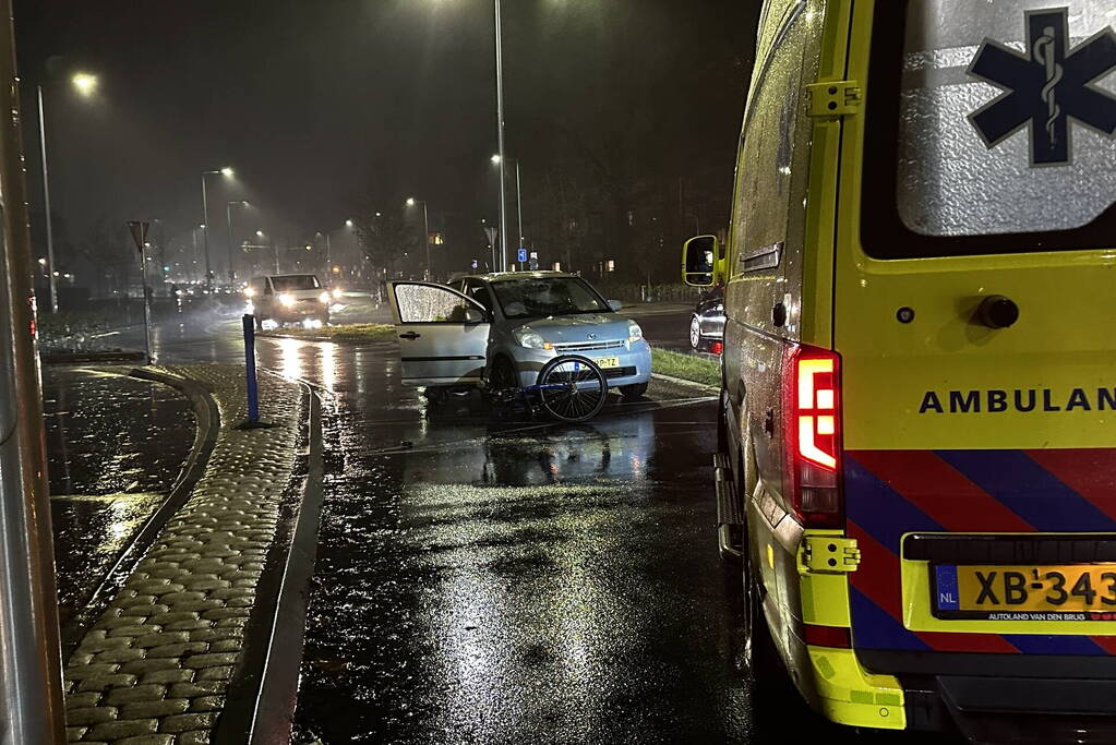 Fietser weggeslingerd na botsing met auto