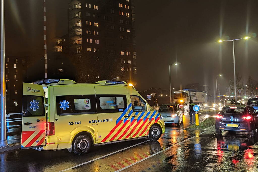 Fietser weggeslingerd na botsing met auto