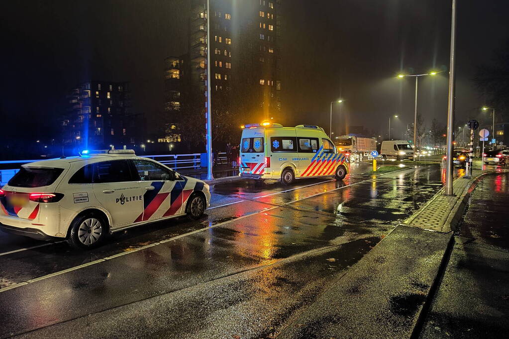 Fietser weggeslingerd na botsing met auto