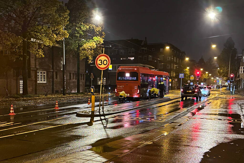 Voetganger geschept door lijnbus