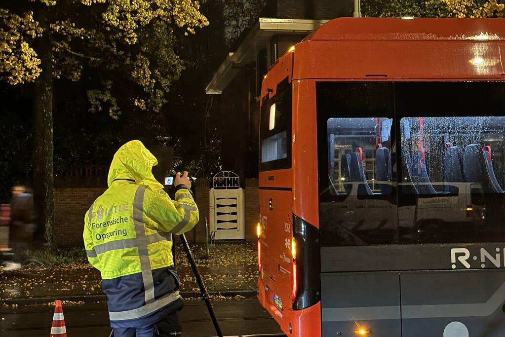 Voetganger geschept door lijnbus