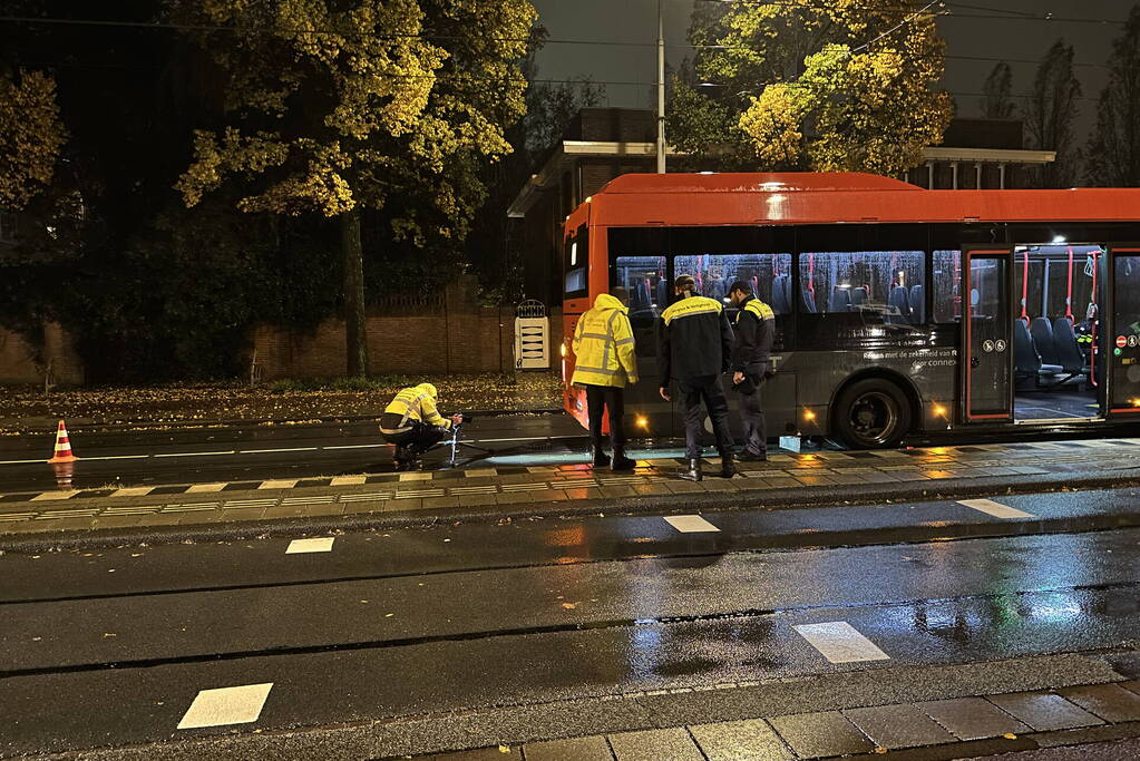 Voetganger geschept door lijnbus